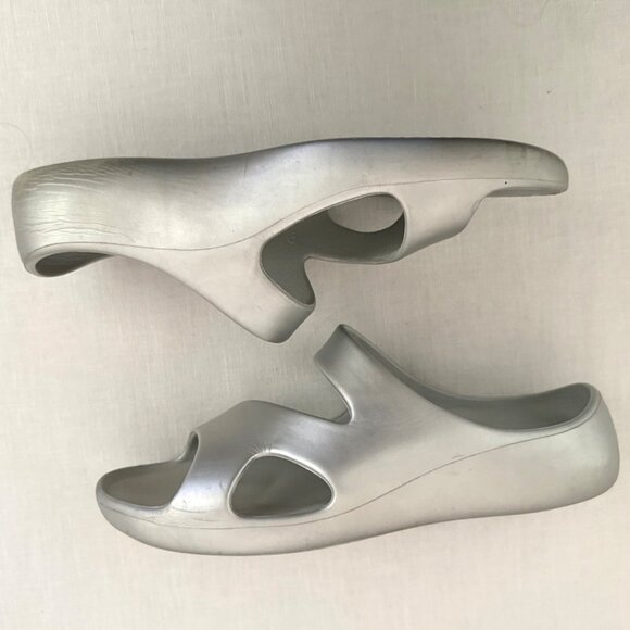 Lands End Womens Metallic Silver Slip On Slide Sandals Size 8 Lightweight Casual - Picture 2 of 11